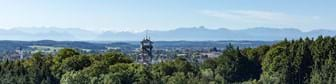 Ebersberger Aussichtsturm mit Bergkette